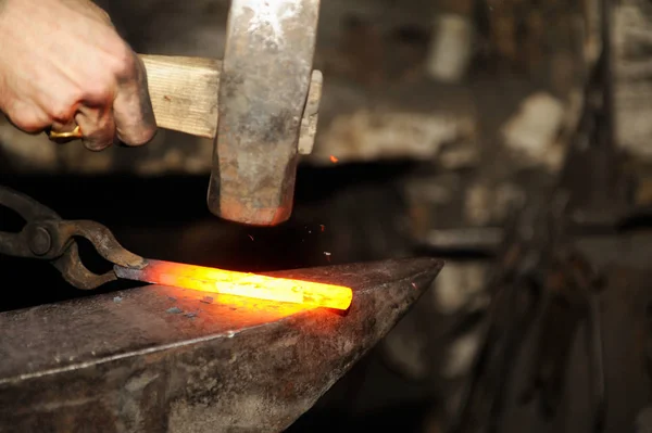 Fabbro Lavorazione Del Metallo Con Martello Sull Incudine Nella Fucina — Foto Stock