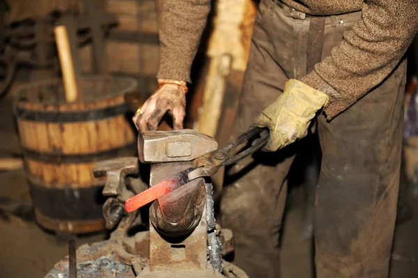 Herrero Trabajando Metal Con Martillo Yunque Fragua — Foto de Stock