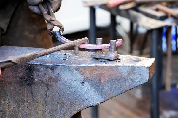 Fabbro Lavorazione Del Metallo Con Martello Sull Incudine Nella Fucina — Foto Stock