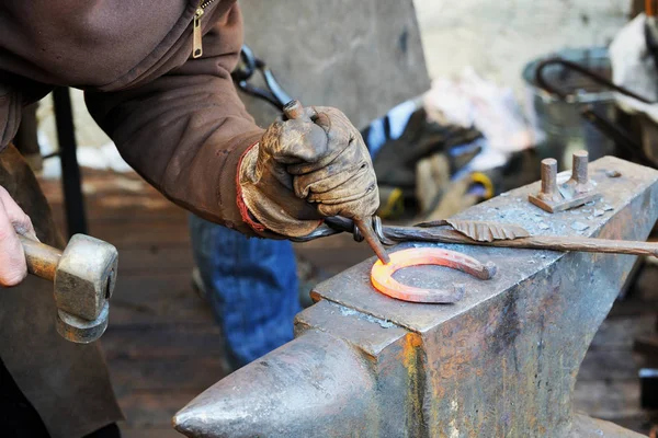 Fabbro Lavorazione Del Metallo Con Martello Sull Incudine Nella Fucina — Foto Stock