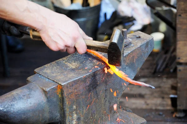 Schmied Bearbeitet Metall Mit Hammer Auf Dem Amboss Der Schmiede — Stockfoto