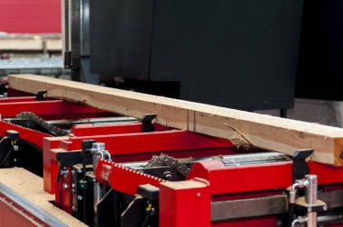 Kereste fabrikası. Ekipman kereste fabrikası makinesinde işleme günlükleri işleme işlemleri 