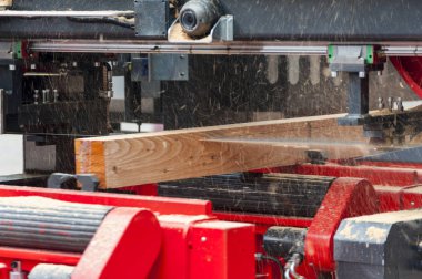 Kereste fabrikası. Ekipman kereste fabrikası makinesinde işleme günlükleri işleme işlemleri 