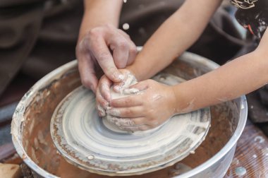 El işi, eller kil yapar. Master yapmak için öğrenci öğretir