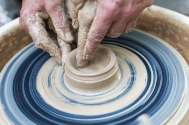 El işi, eller kil yapar. Master yapmak için öğrenci öğretir