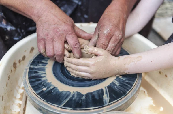 Handgemaakt, handen maken Clay. Master leert de cursist — Stockfoto