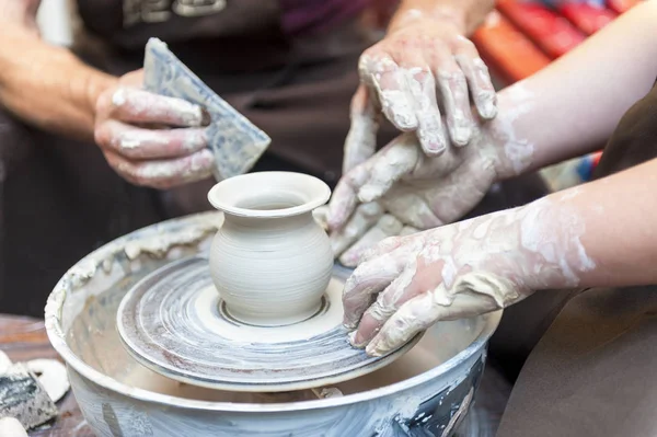 Handgemaakt, handen maken Clay. Master leert de cursist — Stockfoto