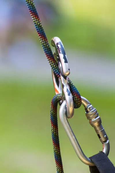 Escalada imagem de esportes de um mosquetão em uma corda — Fotografia de Stock