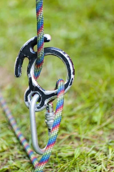 Escalada imagem de esportes de um mosquetão em uma corda — Fotografia de Stock