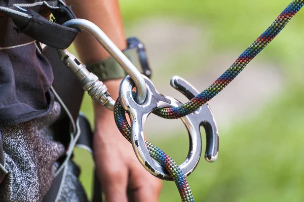 Het beklimmen van sportbeelden van een karabijnhaak op een touw — Stockfoto