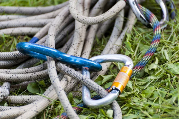 Het beklimmen van sportbeelden van een karabijnhaak op een touw — Stockfoto