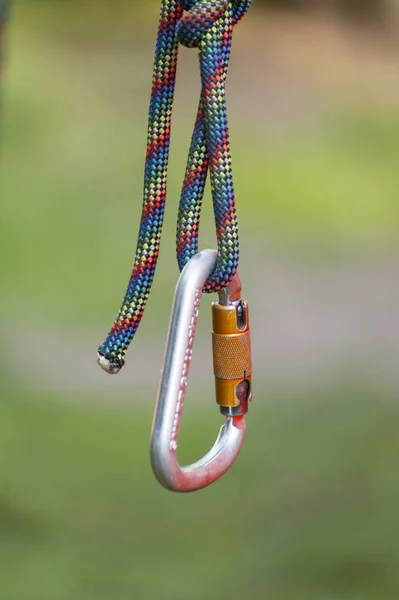 Escalada imagen deportiva de un mosquetón en una cuerda —  Fotos de Stock