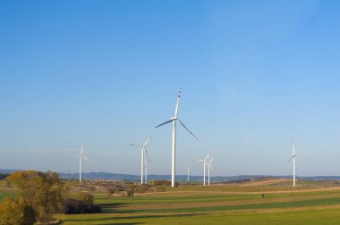 Rüzgar türbinleri elektrik üretiyor. Elektrik yel değirmenleri.