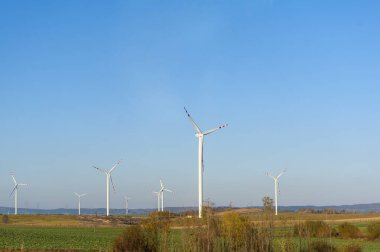 Rüzgar türbinleri elektrik üretiyor. Elektrik yel değirmenleri.