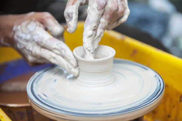 Pottenbakker Maakt Aardewerk Schotels Pottenbakkerswiel Beeldhouwer Werkplaats Maakt Kleiproducten Close — Stockfoto