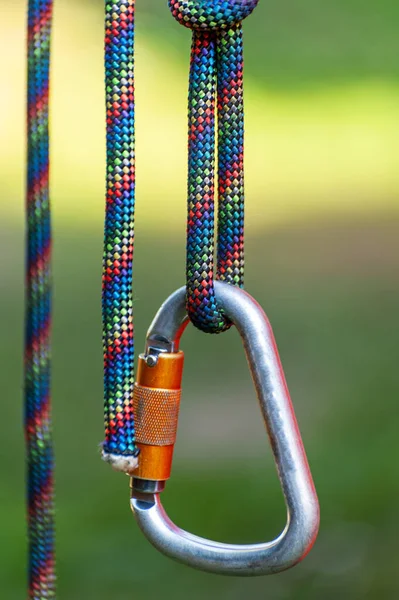 Immagine Sportiva Rampicante Moschettone Una Corda Primo Piano — Foto Stock