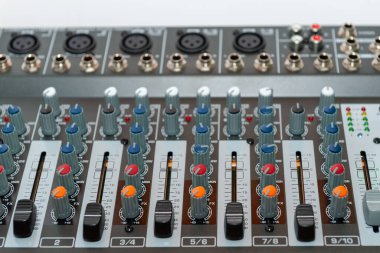 Ses karıştırma konsolunu kapat. Ses mühendisi odasının detayları.