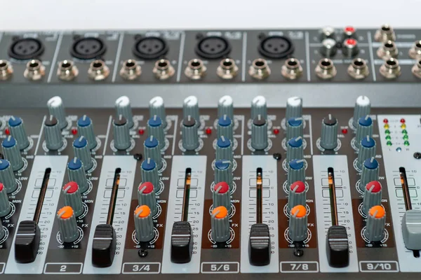 Ses karıştırma konsolunu kapat. Ses mühendisi odasının detayları.