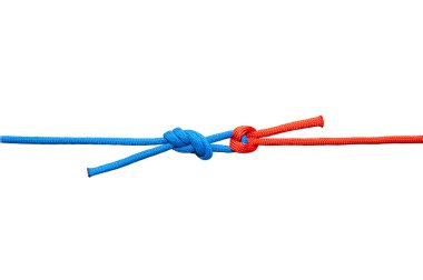 İki kırmızı ve mavi kablo birbirine bağlı. Beyaz arkaplanda izole edilmiş bir kablo üzerindeki düğüm .