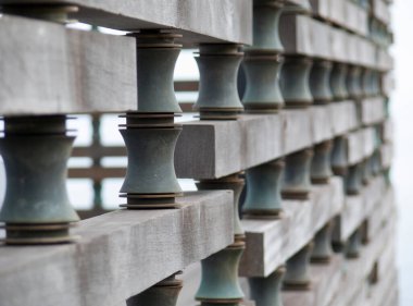 Alila Uluwatu Bali tatil köyünde metal ve ahşabın estetik potansiyelini keşfeden bir çardak duvarı. Fotoğraf 15 Aralık 2012 'de tatilde çekildi. 