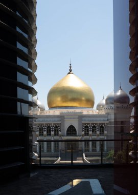 Bandung, Batı Java / Endonezya - 25 Ağustos 2020: Trans Studio Grand Camii ve Trans Hotel 'in cam cephesindeki yansıması. Covid-19 salgını ve hükümet kuralları nedeniyle yönetim faaliyetleri en aza indirdiği için cami boş görünüyor.