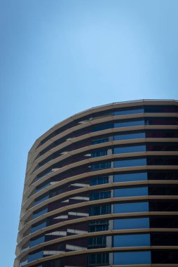 Bandung, Batı Java / Endonezya - 25 Ağustos 2020: Yansıtıcı mavi cam cephe ve tekrarlayan güneş gölgesi Trans Luxury Hotel. Bu, yeşil bina kurallarının güneş ısısı ve enerji tüketimini en aza indirgemek için uygulanmasıdır..