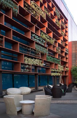 Bandung, Batı Java / Endonezya - 25 Ağustos 2020: Trans Stüdyo AVM 'nin cephe tasarımı üzerine estetik kompozisyon, güneş ısısını, enerji tüketimini en aza indirgemek ve yeşil yapı düşünceleri yaratmak için bitki örtüsünden yararlanmak. 