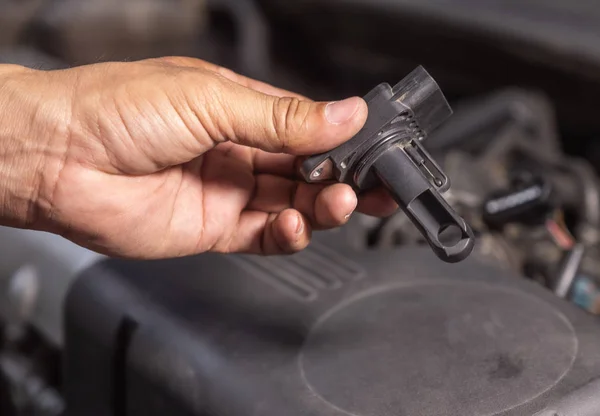 Hava AKIS METRESI otomobil motoru araba teknisyen tarafından kontrol.