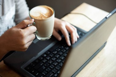 Kahve el office kız. O laptop kullanıyor.