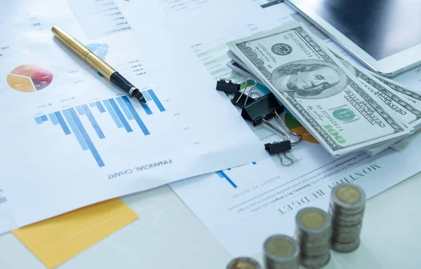 Kalem sikke ve dolar ekonomi grafik belge üzerinde. İş finans kavramları.