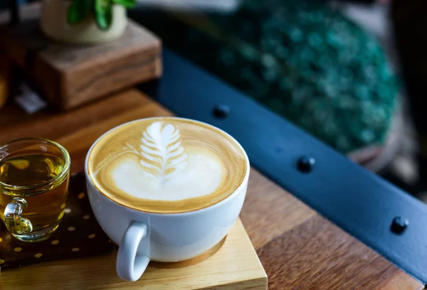 Kawa Latte Biały Kubek Drewniana Taca Herbatą — Zdjęcie stockowe