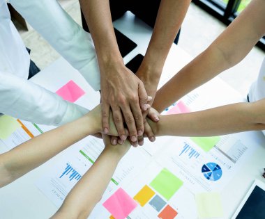 İş kavramları, ekip çalışması eller dizilir. üstünde okul sırası ile grafikler.