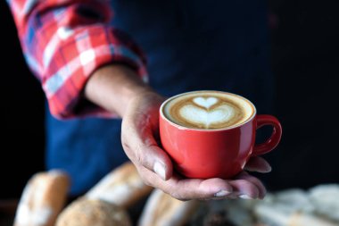 Kalp kahve latte elden gönderilen kırmızı Kupası.