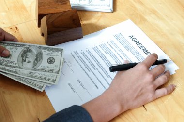 Kalem ve el sözleşmesi belgeleri ve model evleri dolar. Emlak kavramları.