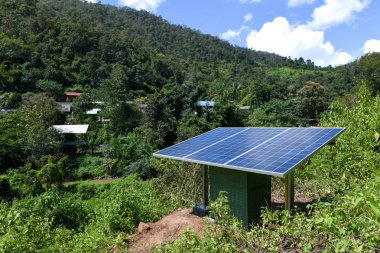 Dağ köyündeki küçük güneş pili tesisleri.
