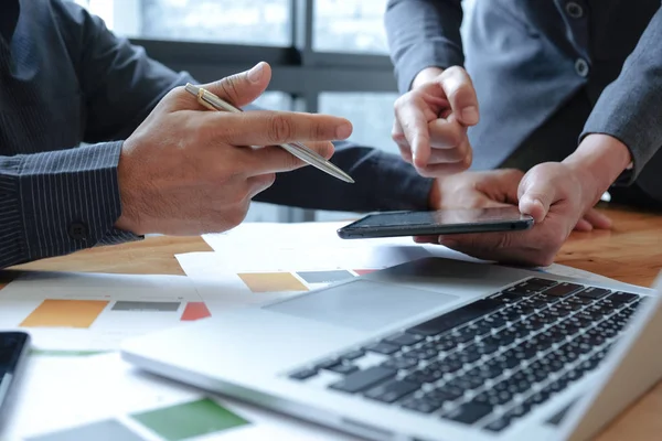 Staff Teams Using Tablet Laptop — Stock Photo, Image