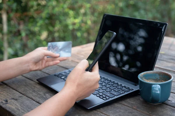 Smartphone Creditcards Hand Met Laptop Koffie Houten Tafel — Stockfoto