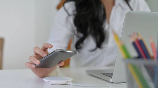 Girl Yakın Çekim Görüntüsü Akıllı Telefonu Kablosuz Şarj Cihazına Koyuyor — Stok fotoğraf