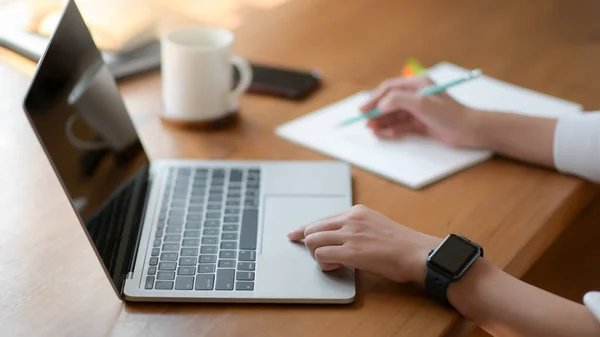 Mão Uma Jovem Usando Laptop Escrevendo Relatório Ela Trabalha Casa — Fotografia de Stock