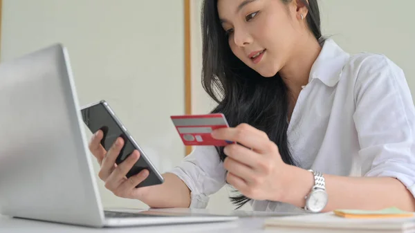 Jonge Vrouwen Gebruiken Smartphone Creditcard Met Laptop — Stockfoto