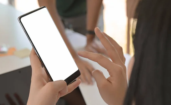 Primer Plano Mujer Utilizando Una Pantalla Blanco Del Teléfono Inteligente —  Fotos de Stock