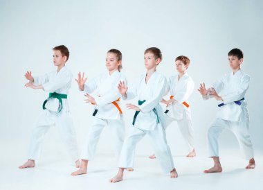 Kavga dövüş sanatları okulu Aikido eğitimi, kız ve erkek grubu. Sağlıklı yaşam ve spor kavramı