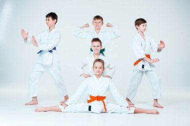 Kavga dövüş sanatları okulu Aikido eğitimi, kız ve erkek grubu. Sağlıklı yaşam ve spor kavramı