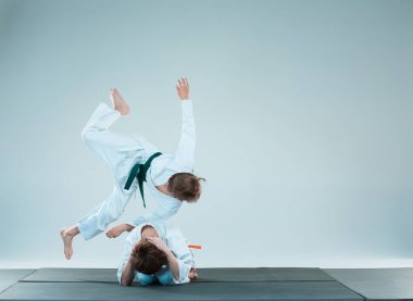 Dövüş sanatları okulu Aikido eğitimi, kavga iki ediyorsunuz. Sağlıklı yaşam ve spor kavramı