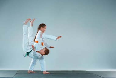Kavga dövüş sanatları okulu Aikido eğitimi, çocuk. Sağlıklı yaşam ve spor kavramı