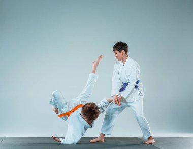 Dövüş sanatları okulu Aikido eğitimi, kavga iki ediyorsunuz. Sağlıklı yaşam ve spor kavramı