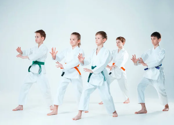 De groep jongens en meisje vechten op aikidostage in martial arts school. Gezonde levensstijl en sport concept — Stockfoto