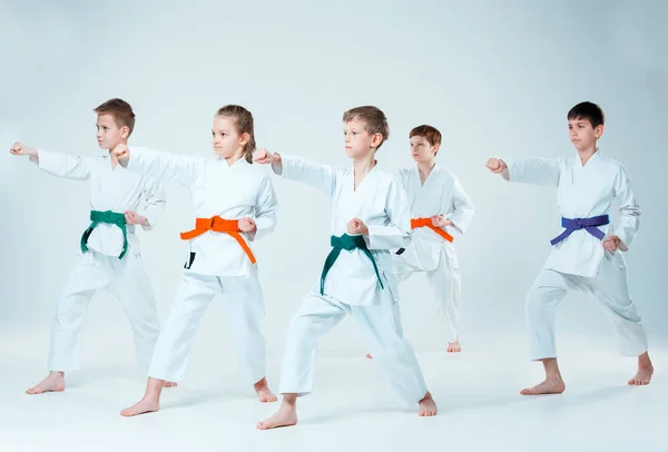 Fiú és lány harcok az Aikido képzés martial arts iskolai csoportja. Egészséges életmód és a Sport koncepció — Stock Fotó