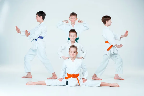 男の子と女の子の武道の学校の Aikido のトレーニングで戦いのグループ。健康的なライフ スタイルとスポーツ コンセプト — ストック写真