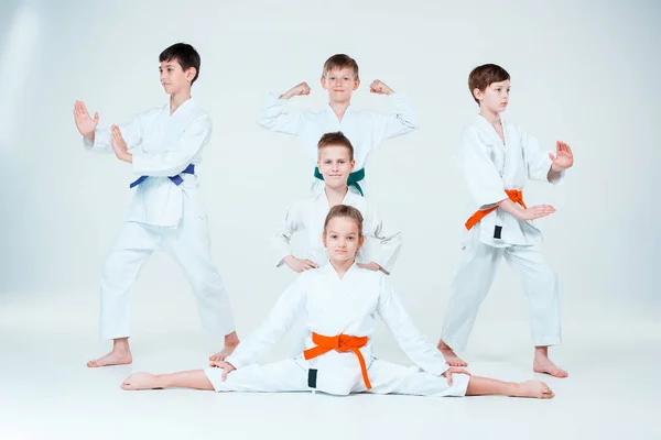 Grupa chłopców i dziewczyna walki Aikido szkolenia w szkole sztuk walki. Zdrowy styl życia i sportu koncepcja — Zdjęcie stockowe